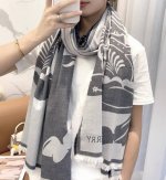 2004巴宝莉重磅推荐太美了，人人都喜欢时潮人都有好几条巴家围巾放在衣橱，换条围巾就足够让你有焕然一新的感觉。高端品质，不同折叠可以带出不同款式，面料柔软舒适，