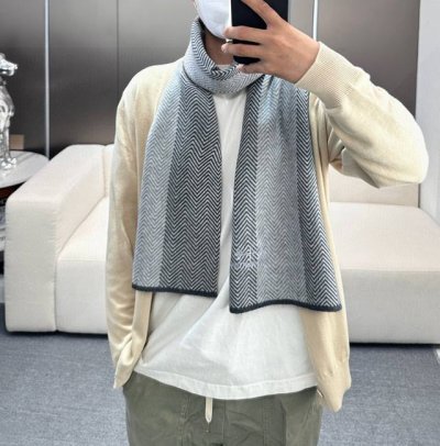 Lv爆款上新 升级版本！非常柔软亲肤！高端男女士围巾 Lv四叶草标志 独家牛货 具有超高羊绒品质才会被此品牌青睐这种精品是市场上及其少见的围巾针织，低调奢华的配