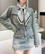 香奈儿 25S 大皇宫丝巾 18Mm顶级真丝双面同色丝巾 这一季香奈儿的丝巾真的是开挂了 大皇宫系列的两款丝巾都必须买 一个是正面宫殿图 一个是皇宫屋顶图 披在