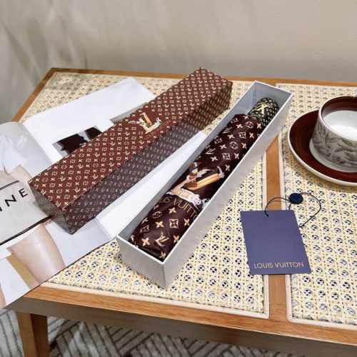 Louvuitton 路易威登 夏季新款 全自动折叠晴雨伞 火爆时尚单品 采用纳米技术加工而成 具有强力拒水的作用 奢华感爆棚的Lv标志伫立在伞面 绝对彰显品位