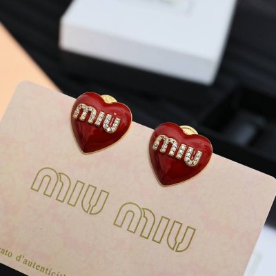 miumiu 珐琅爱心耳钉 轻奢小众风格耳环 简约字母 设计感 美感十足 造型设计 钻钻加金属，精致时尚