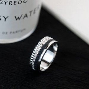 Quatre White系列戒指璀璨夺目，宽式镶钻黑陶瓷，尺寸678910号。呈现品牌系列的耀眼光华。作品将陶瓷材质与镜面镶嵌技术相结合，令钻石的光芒更加璀璨。