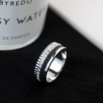 Quatre White系列戒指璀璨夺目，宽式镶钻黑陶瓷，尺寸678910号。呈现品牌系列的耀眼光华。作品将陶瓷材质与镜面镶嵌技术相结合，令钻石的光芒更加璀璨。