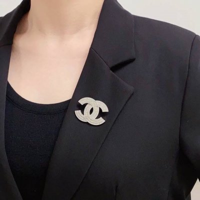 chanel小香 最新款高版本银色满钻香奈儿胸针，是最懂女人的饰物。那些倾注了全部心血去做自己的女人，往往更珍惜胸针的意义。香奈儿女士把胸针别在帽子上，并告诉那