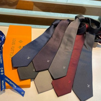男士领带系列 L编织格纹领带 ，稀有展现精湛手工与时尚优雅的理想选择，此款真丝织就的Diamonds V领带以奢华的提花面料重新诠释经典的V字标识。手工缝线，质