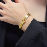 fendi 芬迪精钢镂空F字母金银色手镯 高端定制 爆款新款 华丽登场 ，很难见到如此熟悉 素雅的手镯精致的配色非常适合日常搭配，宝宝们，这个绝对值得入