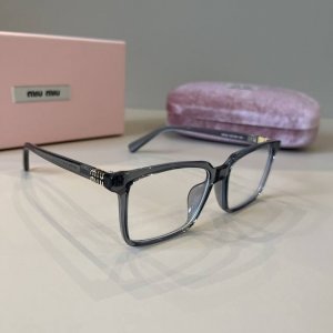 miumiu太阳墨镜超显脸小的墨镜 miumiu 开春新品 大方框墨镜 独立字母嵌钻 高品质值得拥有 mod: Smuo7S Size : 54-20-140