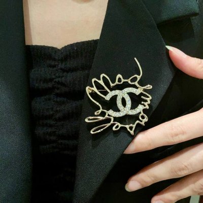 香奈儿字母双C镶钻胸针.
