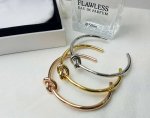 Celine打结手镯 细腻细节处理 优雅而精致的轮廓 亚金材质完美打造 白金 枚金 黄金三色 简单到让人一见倾心 那是多么的简单 又是多么的困难 男女通用 以结