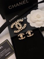 香奈儿Chanel 原单新品 小香双C圆形珍珠耳钉耳环 高端品质 专柜1:1开模 专柜原版同黄铜材质 高级925银针防过敏处理 Cnc工艺 细节无可挑剔 百搭不