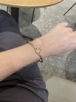 Viviennewestwood西太后手镯宝宝，什么是快乐星球，来，这就是快乐星球！绝美土星手镯！闭眼入准没错！金色镶嵌炫彩钻个性时髦！两个叠戴搭配更加绝美！纯