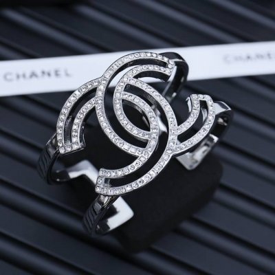 香奈儿 Chanel满钻双C Logo手镯 香奈儿Chanel满钻手镯上手 Bling Bling太美 夏天搭配T恤小裙子无敌亮眼呀