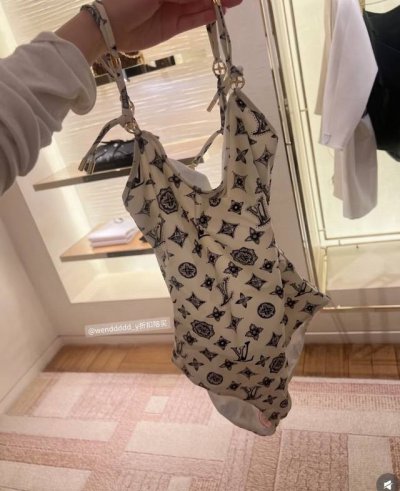 Lv专柜新春款连体泳衣 适合多种场景的游泳衣♀海边 游泳池 温泉 水上乐园 漂流都可以内搭也完全可以 连体设计遮肉显高挑 腹部有点肉肉也不影响咱美美的 背面设计