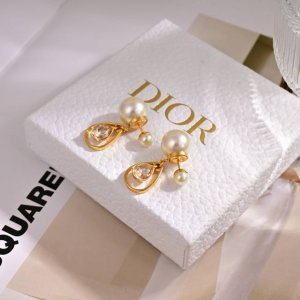 迪奥 新款一线大牌都爱的Dior 迪奥 新品耳环 金属质感逆袭版字母潮范儿抢风头 完全胜任现代年轻人街拍 度假时尚搭成为夏日最炙手的时髦单品...