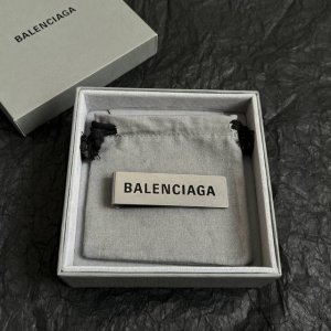 巴黎世家 Balenciaga 胸针、包夹、简单大方 大牌金质感饱满 ，搭配衣服超好看 ！
