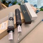 chanel 香奈儿 新款三折自动折叠晴雨伞 集合香奈儿灵魂Logo为一体的设计风格高雅奢华 带在身上带来独特视觉效果 为伞而动，骄阳烈日下，有独家防晒科技！伞