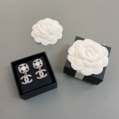 我们出品 香星星珠钻耳钉 ZP4500 必入单品 非常仙美有气质的款 非常独特 镂空星星珠钻围绕着一颗大钻 边缘由麻花边设计 上边颗颗采用施华洛水晶珍珠 背面手