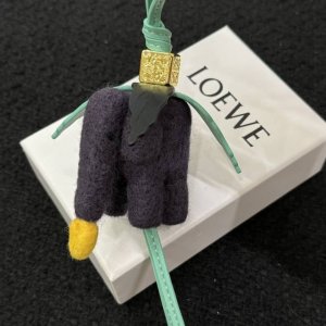 P200-新品 罗意威Loewe 毛毡和牛皮革紫色大象挂饰 挂件 毛毡造型挂饰，饰有牛皮革环带和Anagram骰子。 采用进口小牛皮 可挂于包包，其萌趣、可爱的