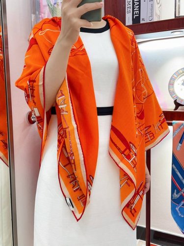 Hermes 牛逼爆款 马术的错综交叠140 绝对顶级品质 超值回馈绝对会尖叫的专柜品质此款是h限量款，顶级视觉盛宴专柜限量色非常奢华顶级丝羊绒作品套数多难度高