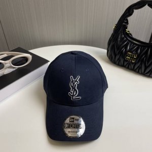 ysl圣罗兰 专柜同款原单 字母刺绣棒球帽 韩系风 一款简单休闲风的棒球帽 是牛仔的款式 减龄百搭 适配度很高！ 简单随性~ 字母刺绣部分也很精细 出街拍照拗造