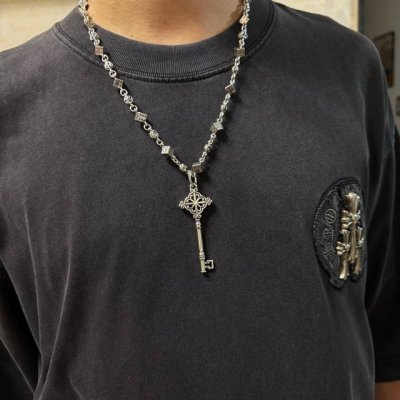 新款 专柜品质 Chrome Hearts克罗心十字架骰子项链 钥匙吊坠 凹凸造型不同的花纹设计风格 呈现出与众不同 十字架 童军花是克罗心的志 所以更经久不衰
