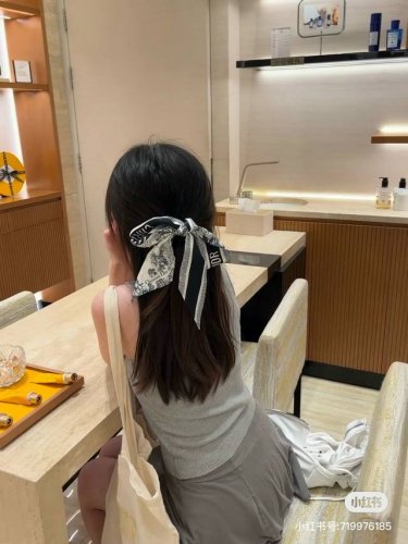 批60 丛林动物园 飘带 束发带 chstian Dior 尺寸:6*105Cm100%桑蚕丝 这款 Mitzah 丝巾以 Dior 标志性的 Sauvage