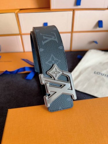 Lv 奢华款现代 饰以雅致大方的标志性 柔软结实的皮带 双色搭配可双面使用 可搭配从礼服到休闲装各种服饰 宽度4.0Cm