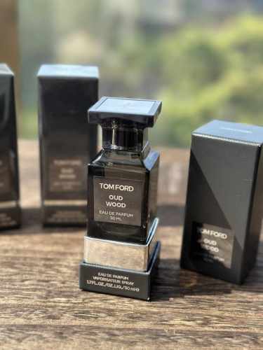 专柜品质 Tf乌木沉香细节重点在图里！50Ml 那么多木质调香水，感觉这支是很多经典木质香调的结合但却更胜一筹，如果你喜欢木质香直奔主题 Oud Wood 不要