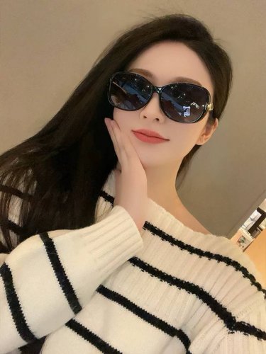 chanel 香奈儿 2025新款山茶花潮流爆款 时尚圆框高清偏光太阳镜 佩戴舒适 网红潮款墨镜 型号：Ch8751