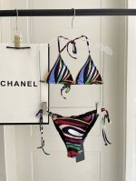 pucci 分体比基尼适合多种场景的游泳衣♀海边 游泳池 温泉 水上乐园 漂流都可以内搭也完全可以 连体设计遮肉显高挑 腹部有点肉肉也不影响咱美美的 背面设计大