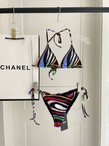 pucci 分体比基尼适合多种场景的游泳衣♀海边 游泳池 温泉 水上乐园 漂流都可以内搭也完全可以 连体设计遮肉显高挑 腹部有点肉肉也不影响咱美美的 背面设计大
