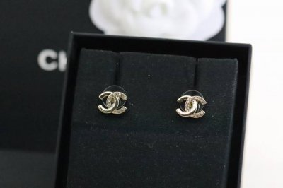 新品推荐 Chanel 小香 金色伴钻 小号双C耳钉 Chanel25p新款半金半钻双Cmini耳钉水钻×金属的拼接设计精致又可爱！基础Cc款，百搭不挑人质感太