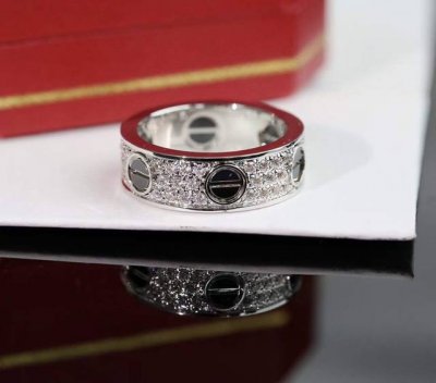 热销款推荐 卡地亚 Cartier 满天星黑钉戒指 满天星系列，超级火爆由全新材质Cnc五轴精雕，黑钉真的不要太酷，超级帅气 巨巨巨重磅的一款！ 无敌无敌质感！