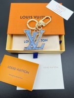 Lv Gloss 钥匙扣将有机玻璃 Lv 字母镶嵌于耀目金属之中 其上点缀 Nanogram 图案 以明丽笔触灵动演绎夏日风情 可轻松点亮各式手袋或钥匙 金属