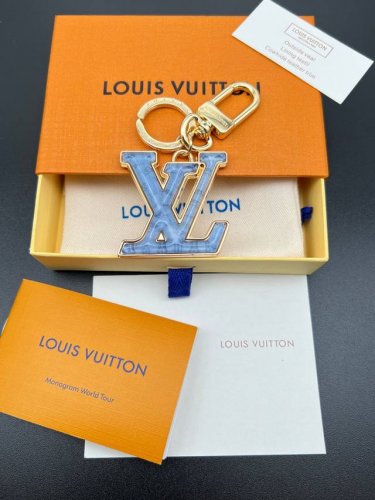 Lv Gloss 钥匙扣将有机玻璃 Lv 字母镶嵌于耀目金属之中 其上点缀 Nanogram 图案 以明丽笔触灵动演绎夏日风情 可轻松点亮各式手袋或钥匙 金属