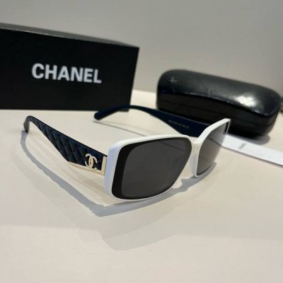 chanel香奈儿墨镜千千万但我心中的墨镜C位从未动摇过 完全戳中我的审美点 姐妹们不管咱是大圆脸菱形脸方形脸高颧骨 戴上它即刻让你化身巴掌脸Girl 而且轻的