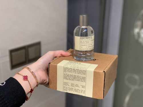 专柜品质 实验室香水 被问了无数遍的一款 瓶身设计犹如药水吊瓶 给人禁欲 极简的感觉 一开始喷会有一点清冷的香味 后调会慢慢泛出来奶奶的香味