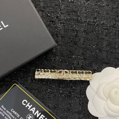 香奈儿发夹热销款火爆上新 Chanel22C金属羊皮革水钻发夹 皮穿链设计，中间双C Lpgo，采用最实用的弹簧夹 低调不浮夸，气质美女子必备