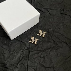 【P110】Maxmara 意大利品牌 M字母 耳钉 高端定制 简单大方耳钉 华丽登场，很难见到如此熟悉 素雅的胸针，非常适合日常搭配，宝宝们，这个绝对值得入