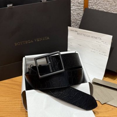 bv男士腰带 这款采用牛皮革制作 仿编织压纹 金属针扣式带扣 五金哑光黑色效果 光滑皮革衬背 搭配西装 牛仔裤都可以. 宽度4.0Cm