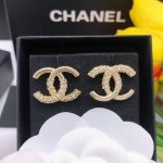 编号Xed0292 22K新品 半钻双C金色耳钉 这个款五星推荐款 超精工打造 上身效果非常棒 自留款胸针