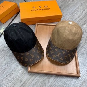 L家。皮沿压花 超A品质 最新款！时尚潮流，高端做工！每一个帽子都是用心之作！牛津材质！头层牛皮！配盒子、防尘袋、卡片！非一般的品质，细节也很重要。真皮帽钉，真