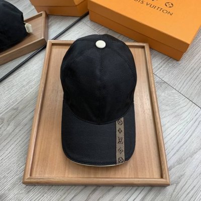 L家。 超A品质 最新款！时尚潮流，高端做工！每一个帽子都是用心之作！牛津材质！头层牛皮！配盒子、防尘袋！非一般的品质，细节也很重要。真皮帽钉，真皮调节带！