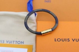 热销款推荐 Lv 金边棕色老花棋盘情侣款手绳 Louis Vuitton路易威登 经典老花情侣皮绳 情侣款、由帆布色皮革裁制而成，Lv刻纹适合搭配手镯手表出门搭