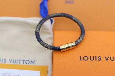 热销款推荐 Lv 金边棕色老花棋盘情侣款手绳 Louis Vuitton路易威登 经典老花情侣皮绳 情侣款、由帆布色皮革裁制而成，Lv刻纹适合搭配手镯手表出门搭