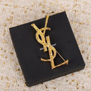 编号Ysl0001 金色字母胸针专柜一致黄铜材质 热卖款高档金色 百搭时尚 不挑人佩戴太赞了 这个太大气了 男女同款 随便一件西装 毛衣 羊绒大衣 往上一别 随