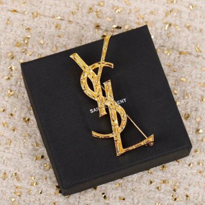 编号Ysl0001 金色字母胸针专柜一致黄铜材质 热卖款高档金色 百搭时尚 不挑人佩戴太赞了 这个太大气了 男女同款 随便一件西装 毛衣 羊绒大衣 往上一别 随