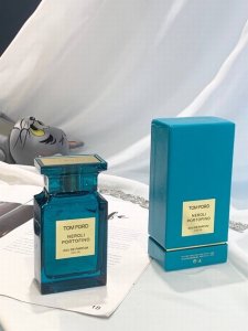 专柜品质 闭眼都要入的Tf橙花油 据说是世界上最好闻的橙花油来喽 刚刚拿到手我就被它的颜值俘虏了 祖母绿真心高级 瓶身简简单单的 摸起来特别有质感 不愧是大牌的