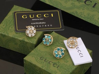 Gucci 古驰 时尚 耳钉 绝对是古驰的风格，夸张、重装饰、重色彩，但是，超级好看 专柜一致黄铜材质 925纯银针 街拍范儿十足 魅力无限