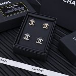 Chanel麻花珍珠耳钉 扭纹麻花形状搭配钻钻 小珍珠经典双造型 质感满满高级百搭单品绝对的爆款之一